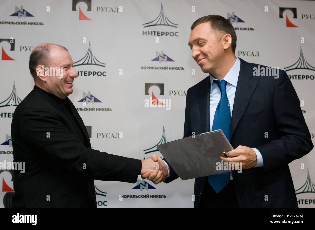 UC RUSAL majority owner Oleg Deripaska (R) shakes hands with Norilsk Nickel Chairman Vladimir Potanin during a news conference in Moscow November 25, 2008. Norilsk Nickel's rival shareholders agreed on Tuesday to resolve a management dispute and postpone any talk of a merger with one-quarter owner United Company RUSAL for three years. Potanin said neither he nor Deripaska would stand for election to Norilsk's board at an extraordinary meeting scheduled for Dec. 26.    REUTERS/Sergei Karpukhin  (RUSSIA) Stock Photo