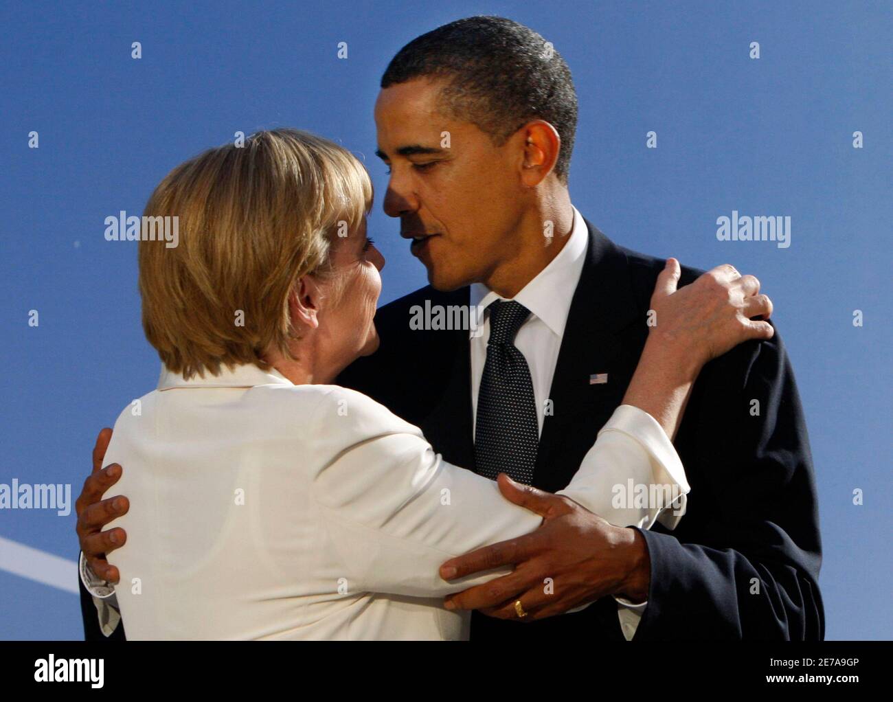 German Chancellor Angela Merkel talks with U.S. President Barack Obama as they arrive at the Phipps Conservatory for an opening reception and working dinner for heads of delegation at the Pittsburgh G20 Summit in Pittsburgh, Pennsylvania, September 24, 2009.     REUTERS/Chris Wattie (UNITED STATES POLITICS) Stock Photo