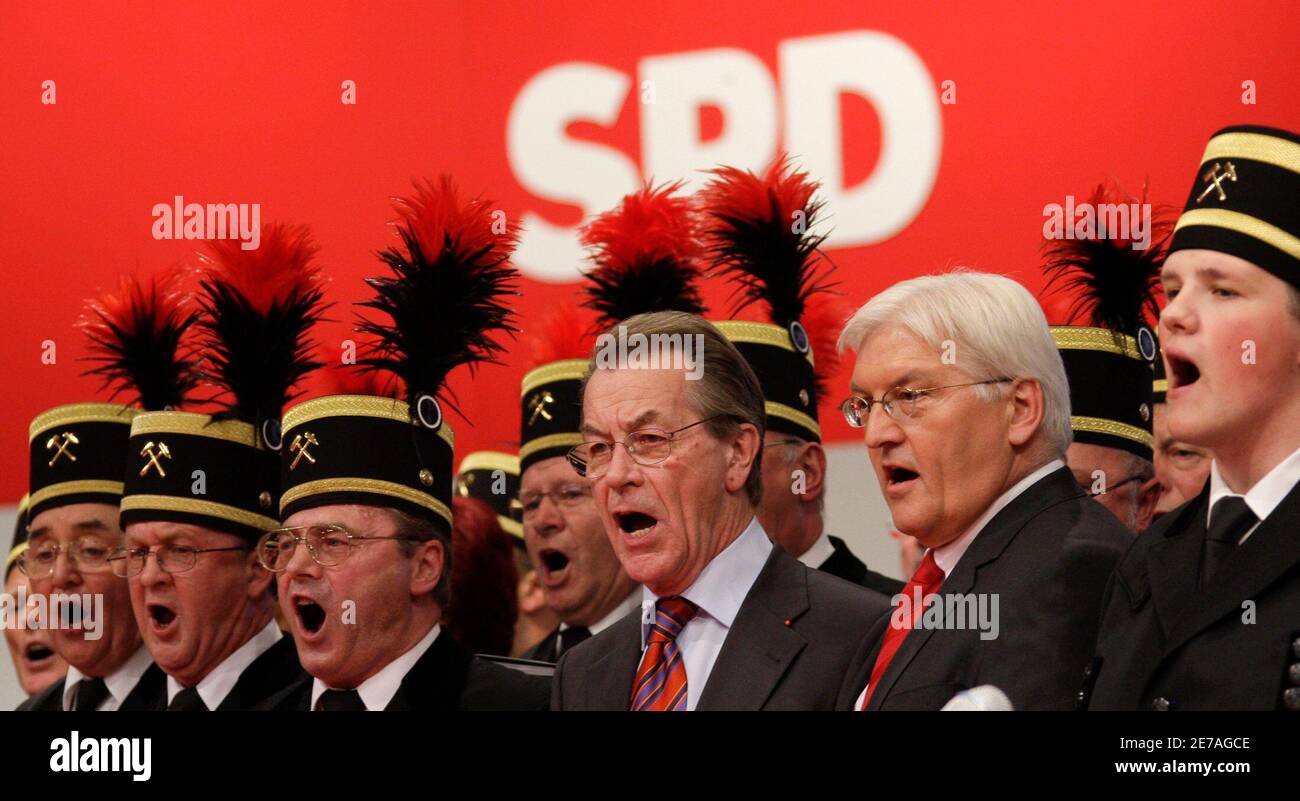 Newly elected SPD chairman Franz Muentefering (L) and German Foreign Minister Frank-Walter Steinmeier, SPD candidate for chancellor, sing at a Germany's Social Democratic party SPD convention in Berlin, October 18, 2008. REUTERS/Tobias Schwarz (GERMANY) Stock Photo