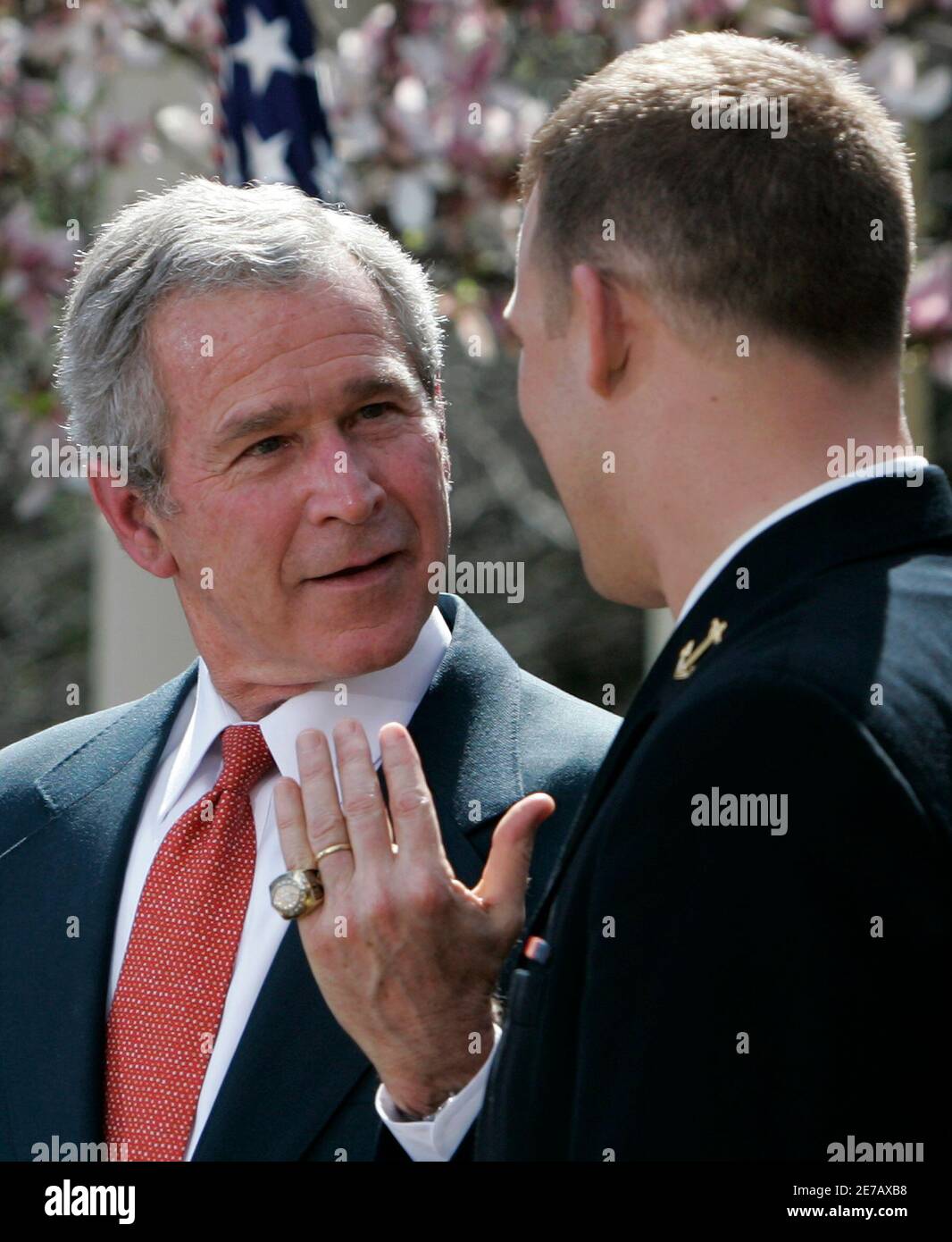 Voor type strak Socialisme U.S. President George W. Bush (L) admires a ring presented to him from  Midshipmen Rob Caldwell during a ceremony to present the  Commander-in-Chief's trophy to the U.S. Naval Academy Football team at