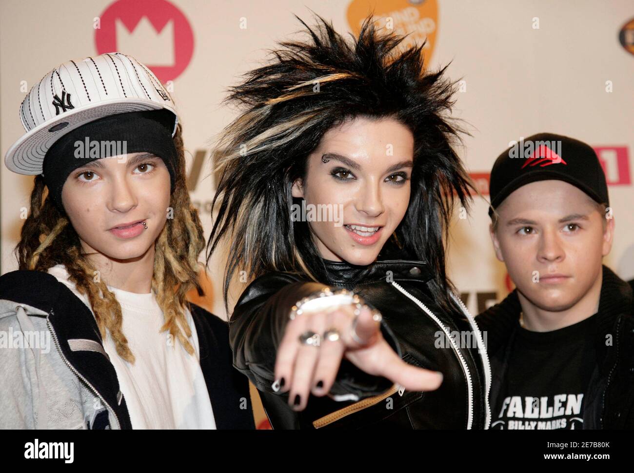 geni Tilbageholdelse Ved daggry German band Tokio Hotel (L-R) Tom Kaulitz ,lead singer Bill Kaulitz and  Gustav Schaefer arrive at the "Eins Live Krone 2006", Germany's biggest  radio award, December 7, 2006, in the town of
