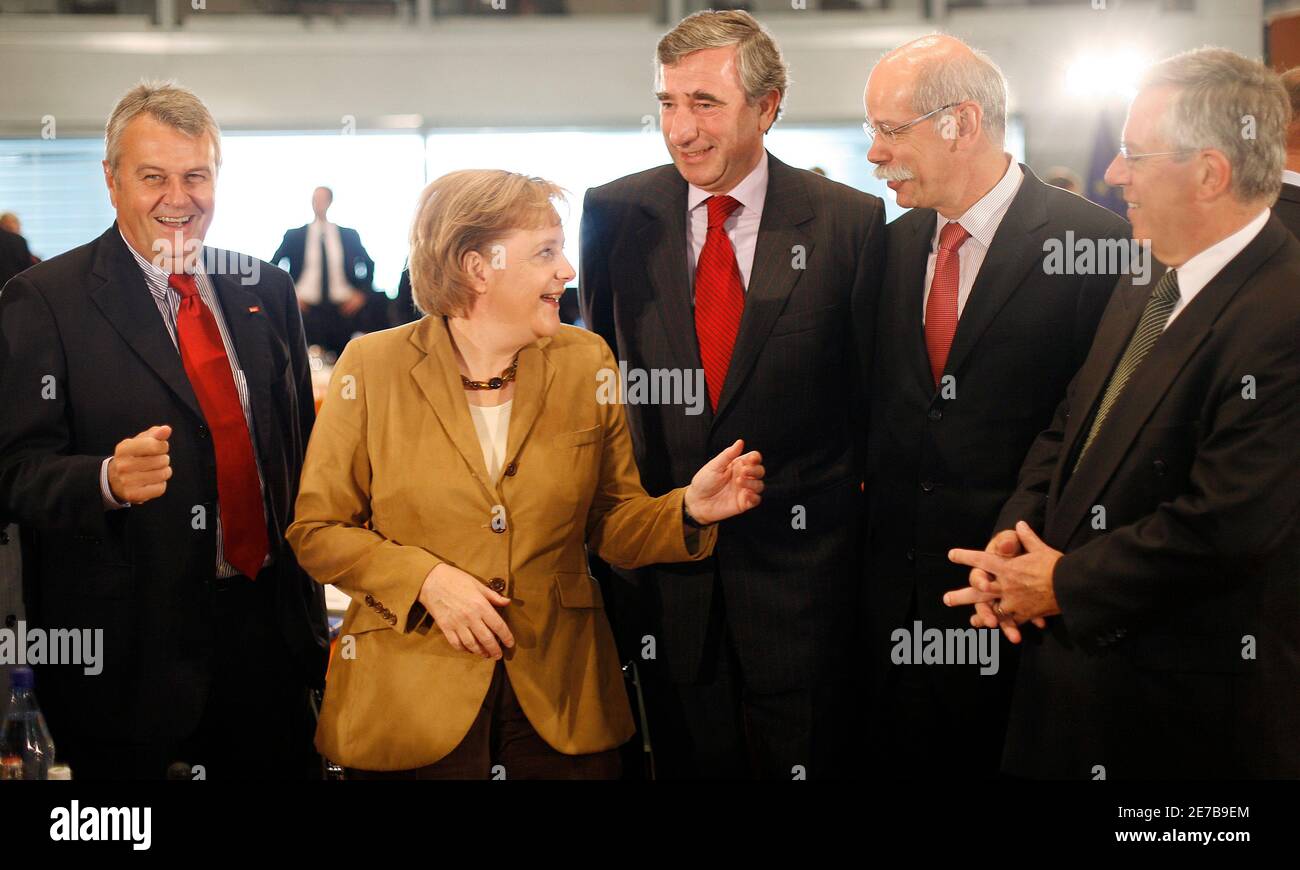 German Chancellor Angela Merkel welcomes Wulf Bernotat, chief executive of the German utility giant E.ON, DaimlerChrysler CEO Dieter Zetsche, Harry Roels, CEO of German multi-utility RWE, and  Klaus Rauscher, CEO of Vattenfall Europe AG (L-R), before an energy summit with focus on energy efficiency and security in Berlin July 3, 2007. REUTERS/Hannibal Hanschke (GERMANY) Stock Photo