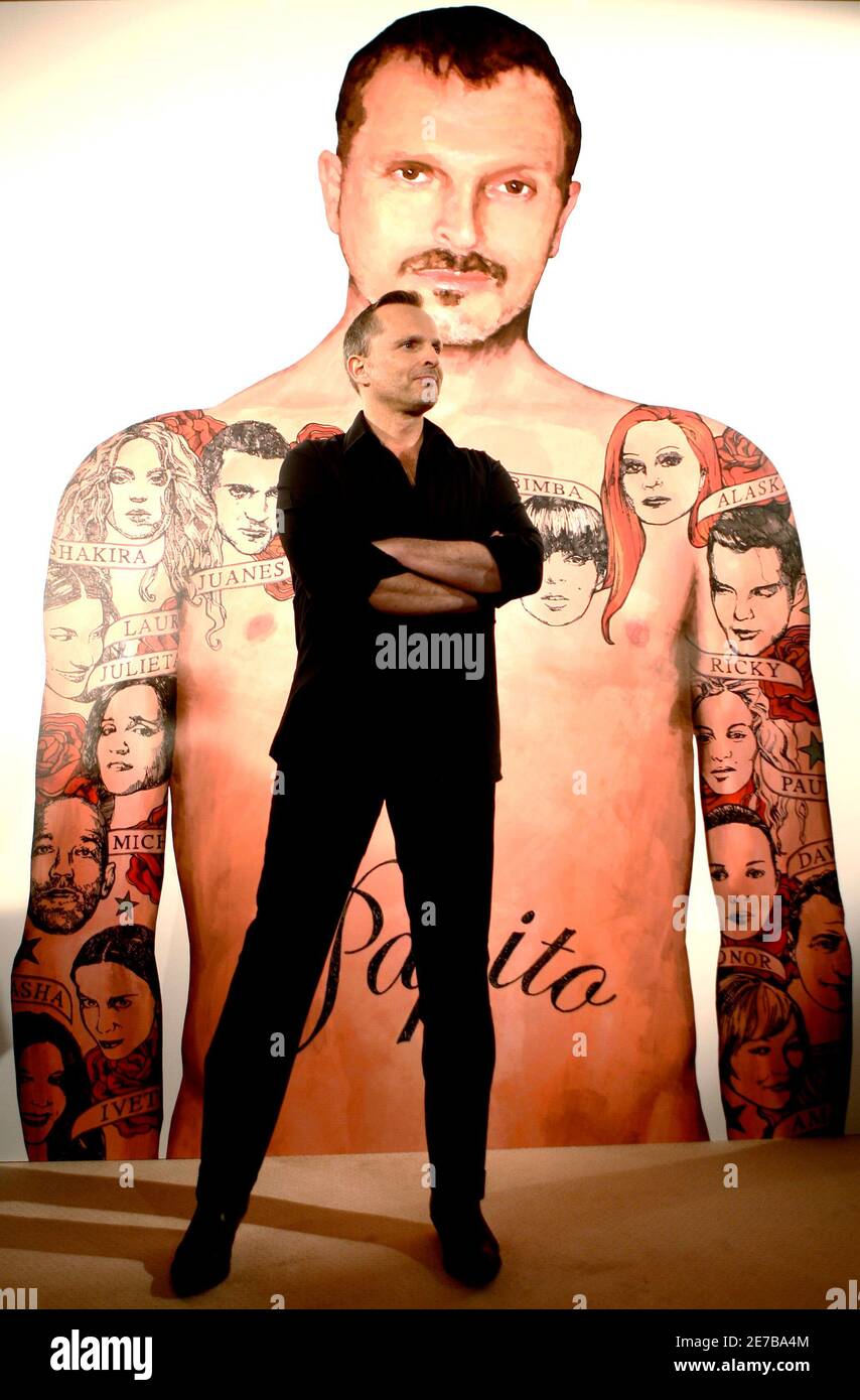 Spanish music artist Miguel Bose poses during the presentation of his  latest album "Papito" in Madrid March 19, 2007. REUTERS/Sergio Perez (SPAIN  Stock Photo - Alamy