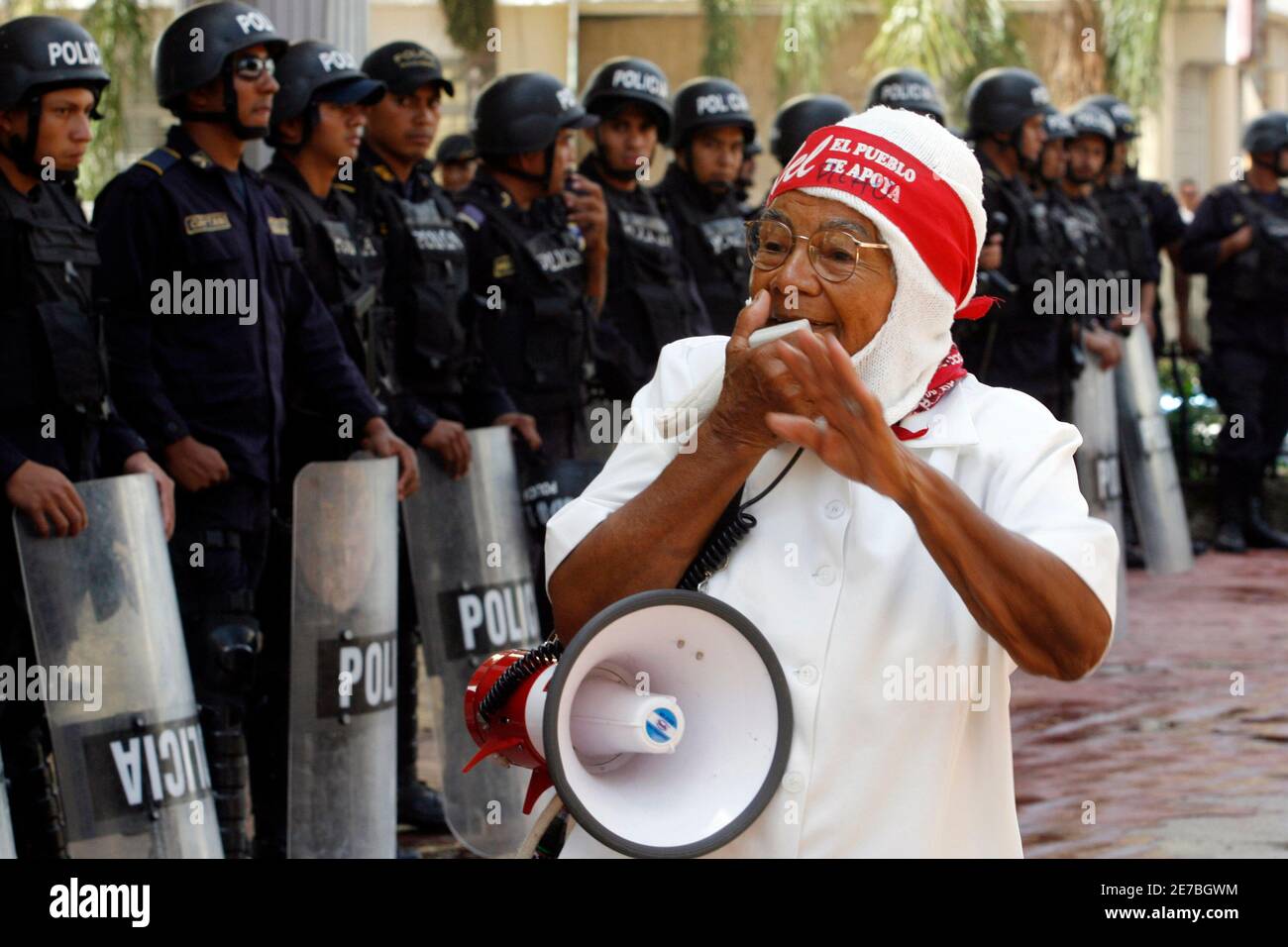 A supporter of Honduras' ousted President Manuel Zelaya shouts slogans against Honduras' de facto leader Roberto Micheletti during a protest outside the National Congress in Tegucigalpa November 2, 2009. REUTERS/Oswaldo Rivas (HONDURAS POLITICS CONFLICT) Stock Photo