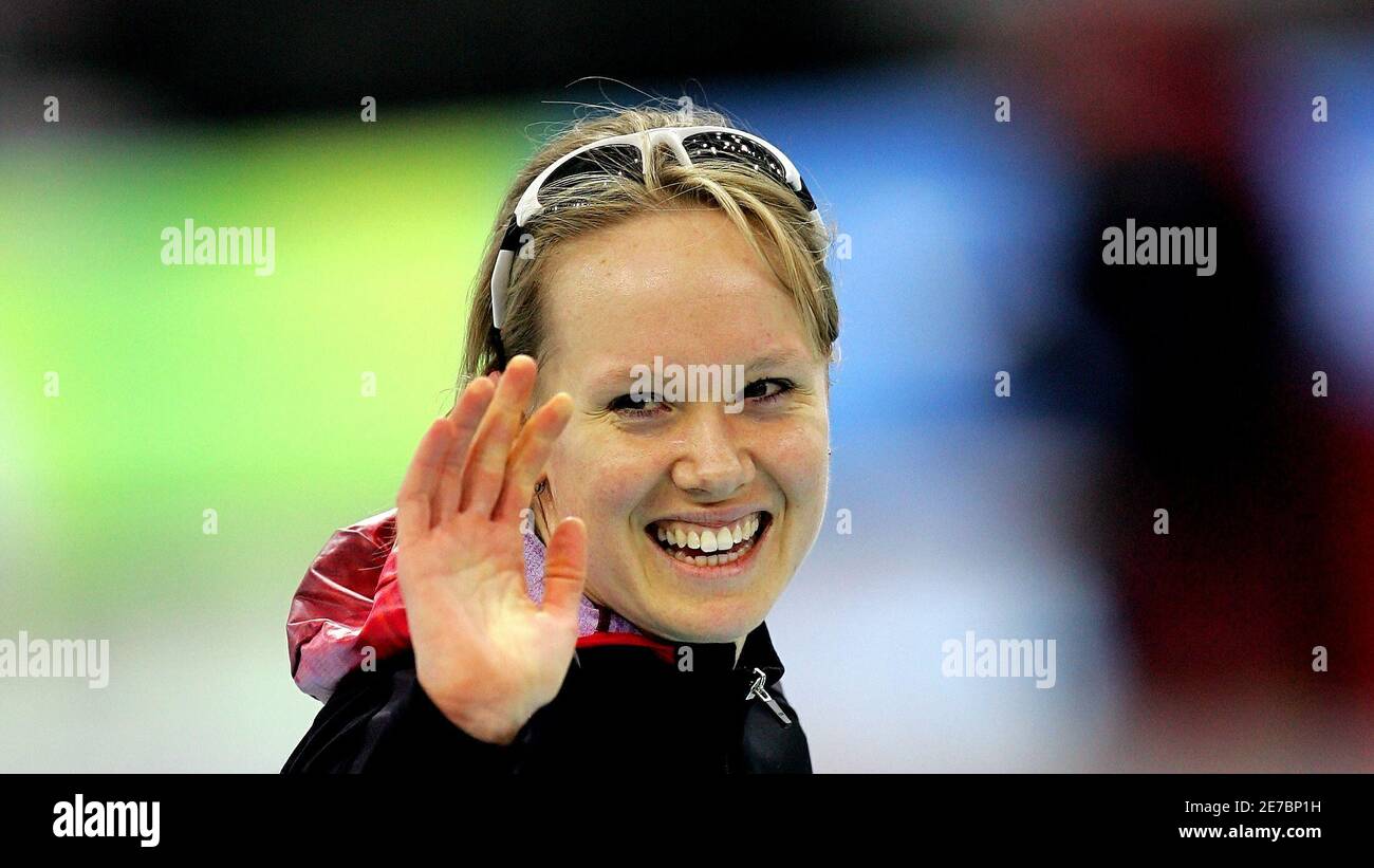 Canada's Cindy Klassen celebrates winning bronze in the women's speed skating 5000 metres race at the Torino 2006 Winter Olympic Games at Oval Lingotto in Turin, Italy, February 25, 2006. Stock Photo