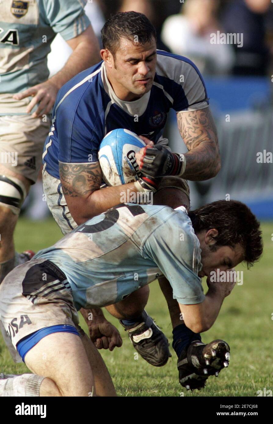 Argentina's Los Pumas Francisco Bosch (above) tackles Samoa's Pail Tupai  during their test match played in Buenos Aires, December 3, 2005. Samoa  beat Los Pumas 28-12. REUTERS/Enrique Marcarian Stock Photo - Alamy