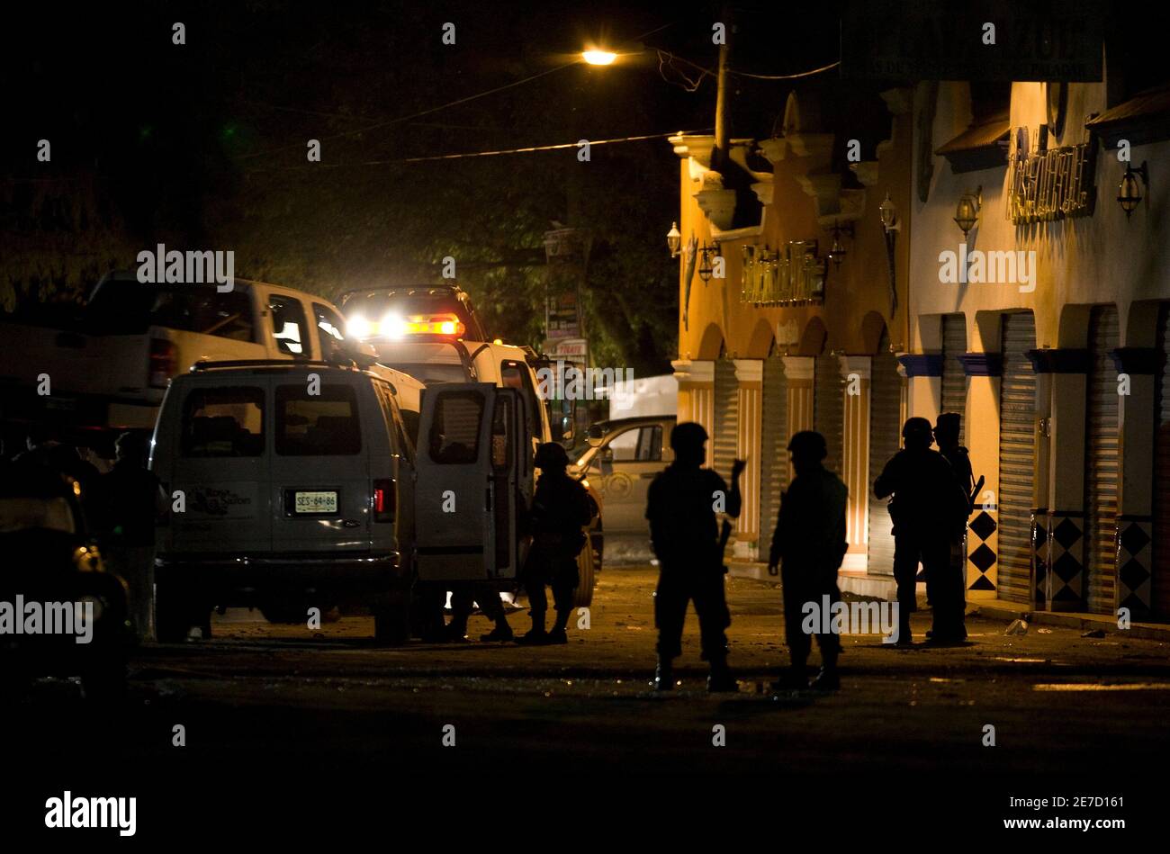 Soldiers inspect a crime scene where six men were killed after a shooting at the touristic area of La Boca dam, in the municipality of Santiago, some 20 miles (32 km) away from  Monterrey, northern Mexico September 5, 2009. A confrontation early Saturday between gunmen and the military left six people dead and five injured, according to local media. REUTERS/Tomas Bravo (MEXICO CONFLICT CRIME LAW MILITARY) Stock Photo