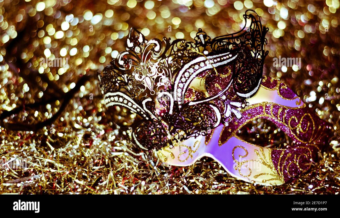 Күйеуін белдікпен сипалайды