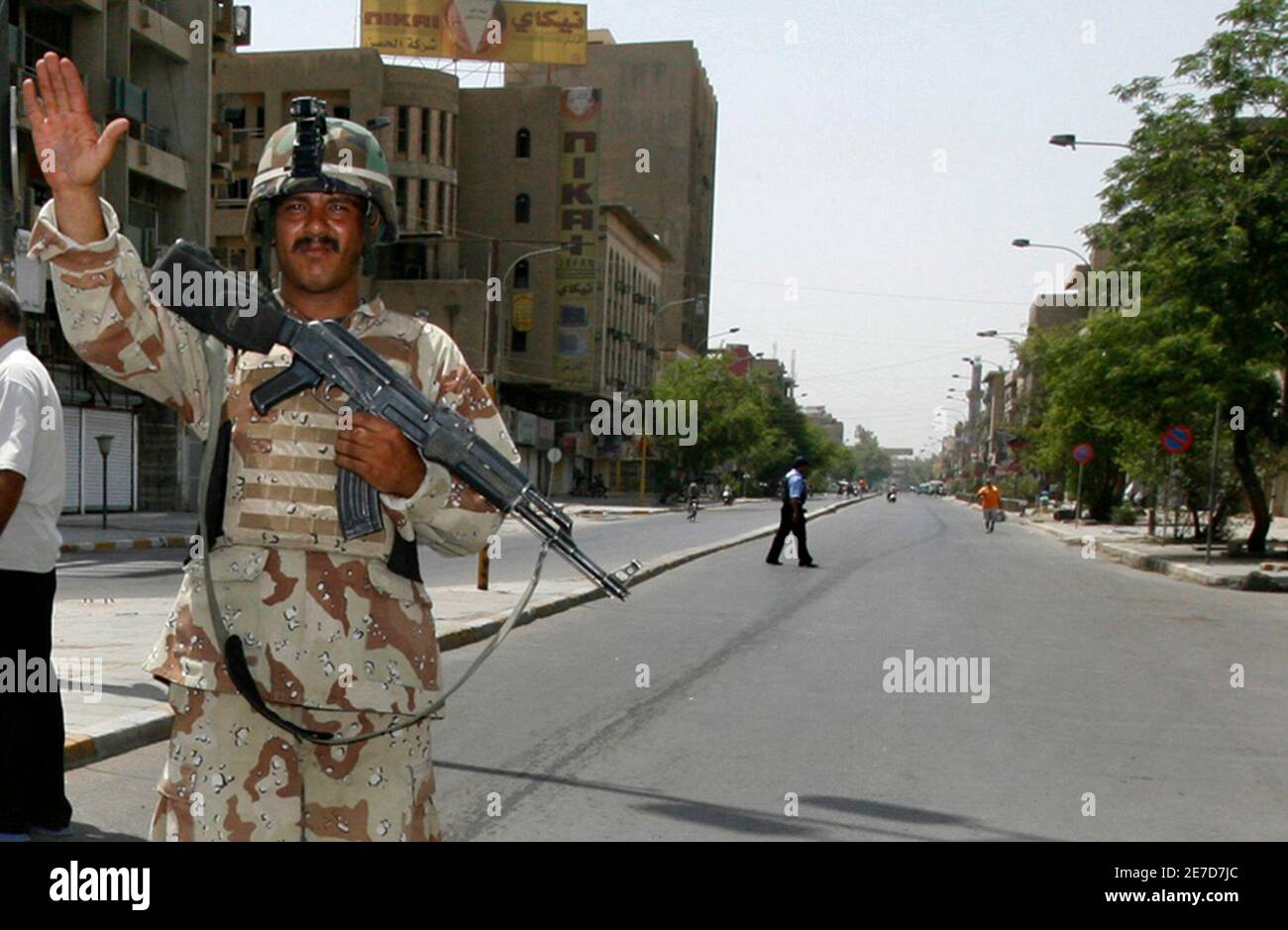 An Iraqi soldier stands at a checkpoint in central Baghdad during the  Friday curfew July 6, 2007. REUTERS/Namir Noor Eldeen (IRAQ Stock Photo -  Alamy