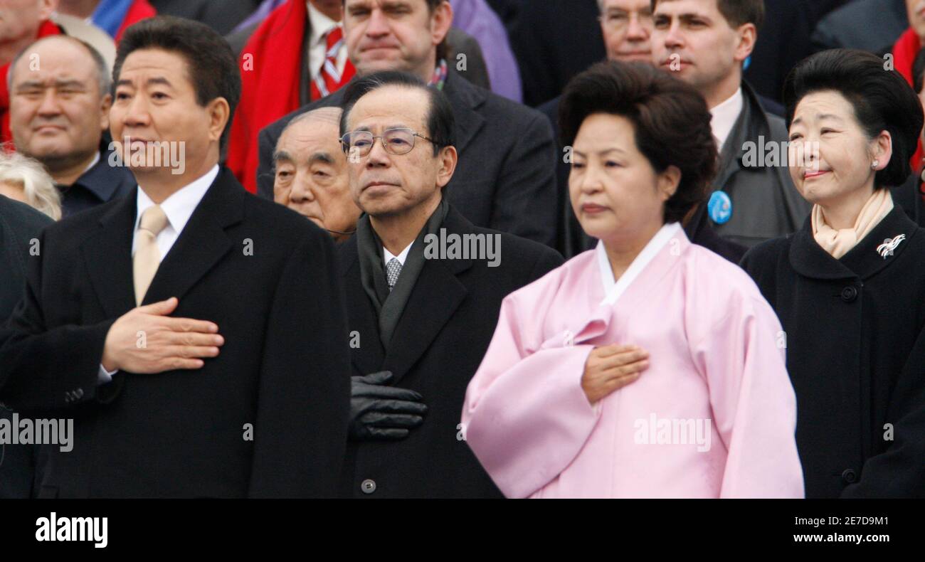 South Korea's outgoing President Roh Moo-hyun (L), Roh's wife Kwon Yang ...