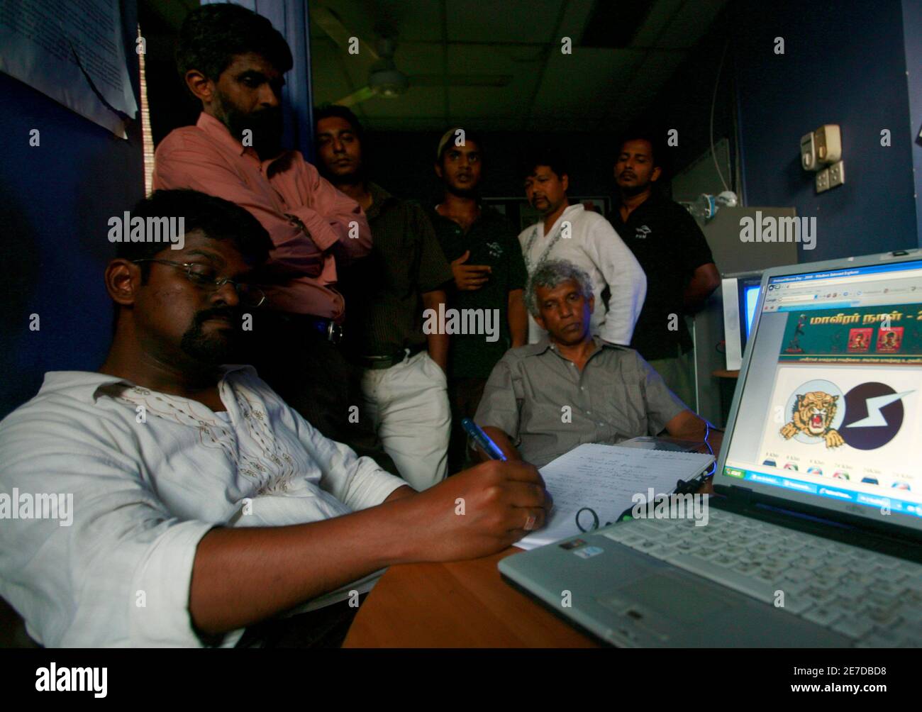 Sri Lankan journalists and media organizations members note down and listen  to Tamil Tiger leader Vellupillai Prabhakaran's speech through the Voice of  Tiger internet radio at a media office in Colombo November