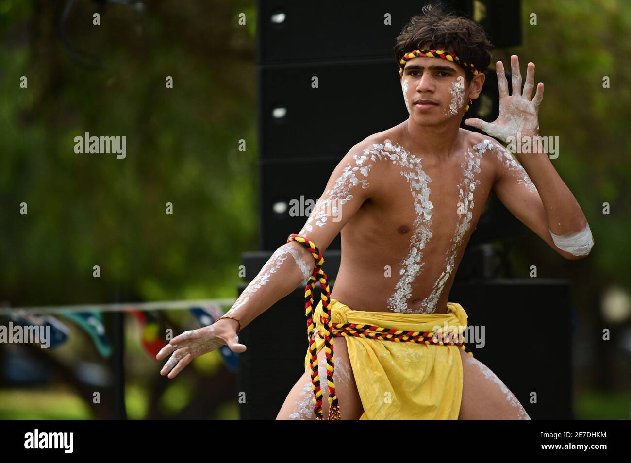Passiv klarhed Tænk fremad Aboriginal Australians dancing traditional dance during Australia Day  celebrations.Indigenous Australians comprised 3.3% of Australia's population  Stock Photo - Alamy