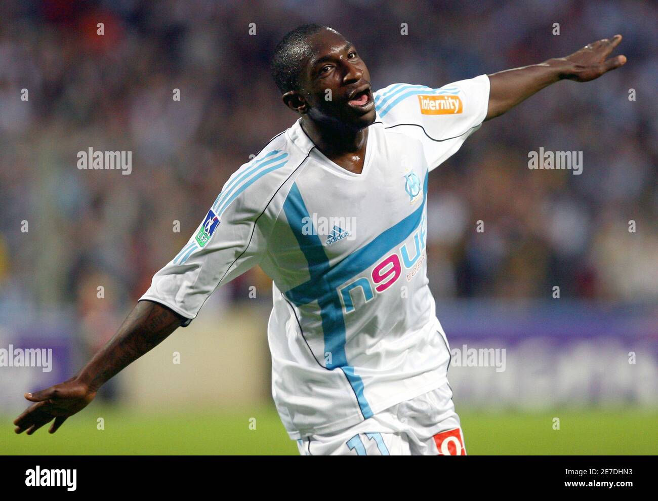Olympique Marseille's Mamadou Niang celebrates after scoring against Nancy  during their French Ligue 1 soccer match in Marseille April 15, 2006.  REUTERS/Jean-Paul Pelissier Stock Photo - Alamy