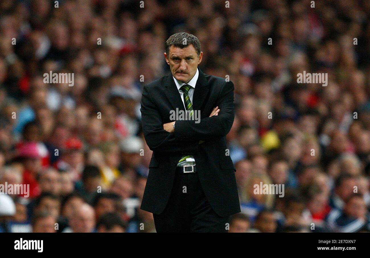 Celtic manager Tony Mowbray reacts during their Champions League soccer match against Arsenal at the Emirates Stadium in London August 26, 2009.   REUTERS/Eddie Keogh (BRITAIN SPORT SOCCER) Stock Photo