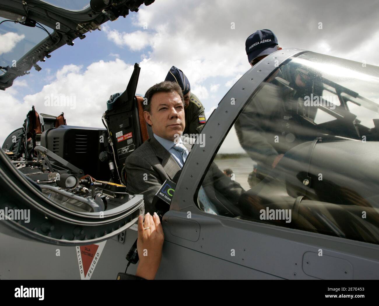 Colombia's Defense Minister Juan Manuel Santos receives instructions in a Tucano turboprop plane at Bogota's military airport of Catam, December 14, 2006. Brazil delivered three military planes in Colombia in a move that Colombia's biggest rebel group characterized as meddling in its four-decade fight to establish a socialist state. The Super Tucano turboprop planes, made by Embraer, are part of a bigger order of 25 aircraft worth $235 million.  REUTERS/Jose Miguel Gomez         (COLOMBIA) Stock Photo