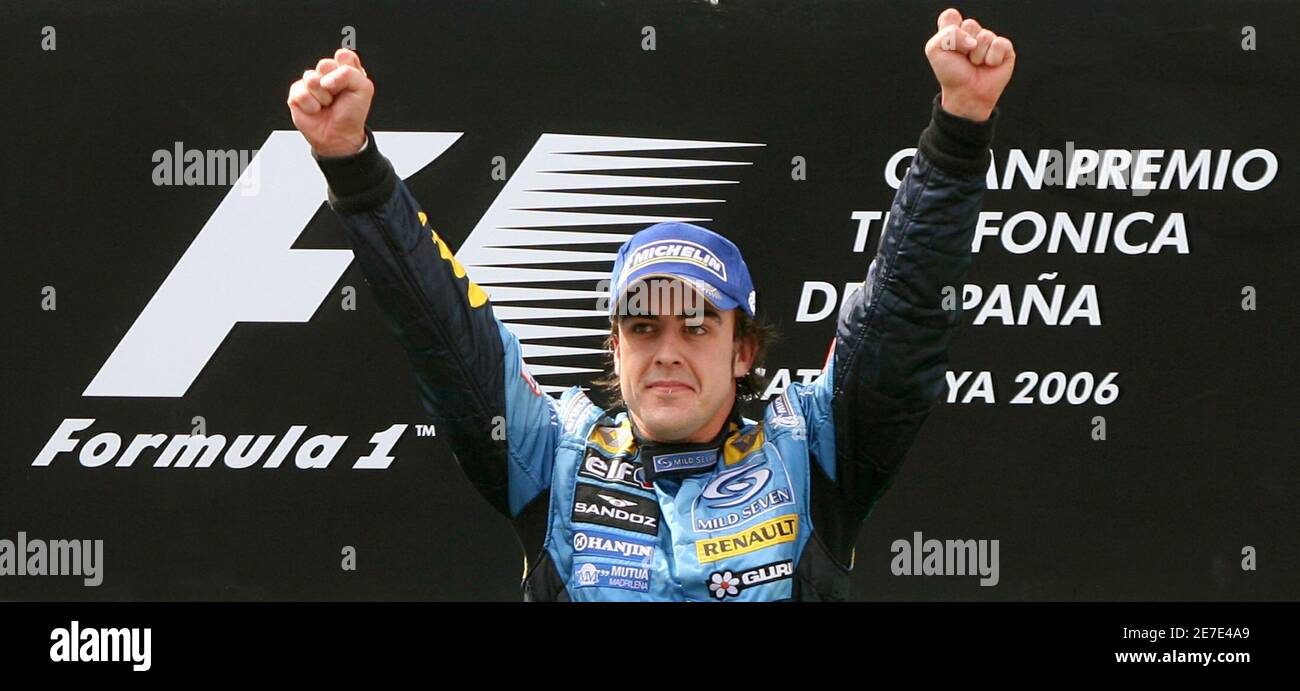 paperback en sælger filter Renault's Formula One world champion Fernando Alonso raises his arms after  winning the Spanish Grand Prix at the Circuit de Catalunya in Montmelo,  near Barcelona, May 14, 2006 Stock Photo - Alamy