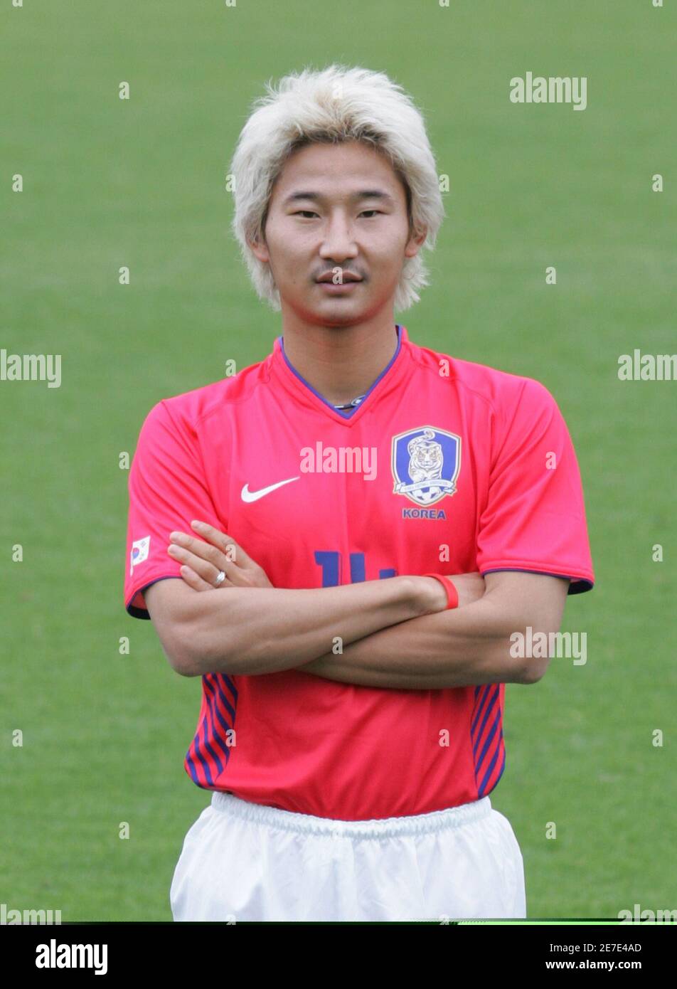 Lee Chun-soo of South Korea poses at a photo session in Paju, north of  Seoul, May 19, 2006 Stock Photo - Alamy