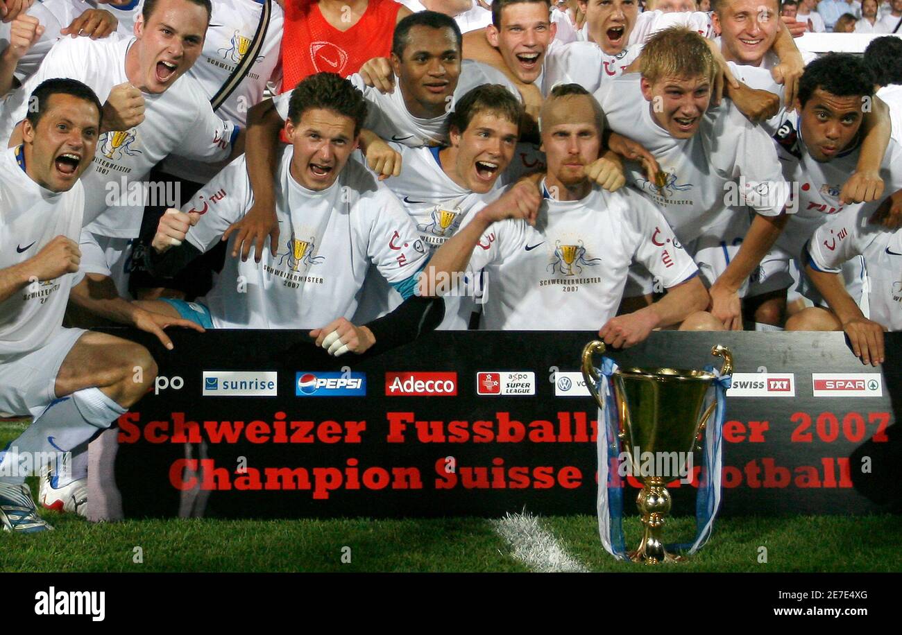 FC Zurich's (FCZ) players celebrate with the trophy after winning the Super  League Swiss soccer championship in Zurich, May 24, 2007. REUTERS/Siggi  Bucher (SWITZERLAND Stock Photo - Alamy