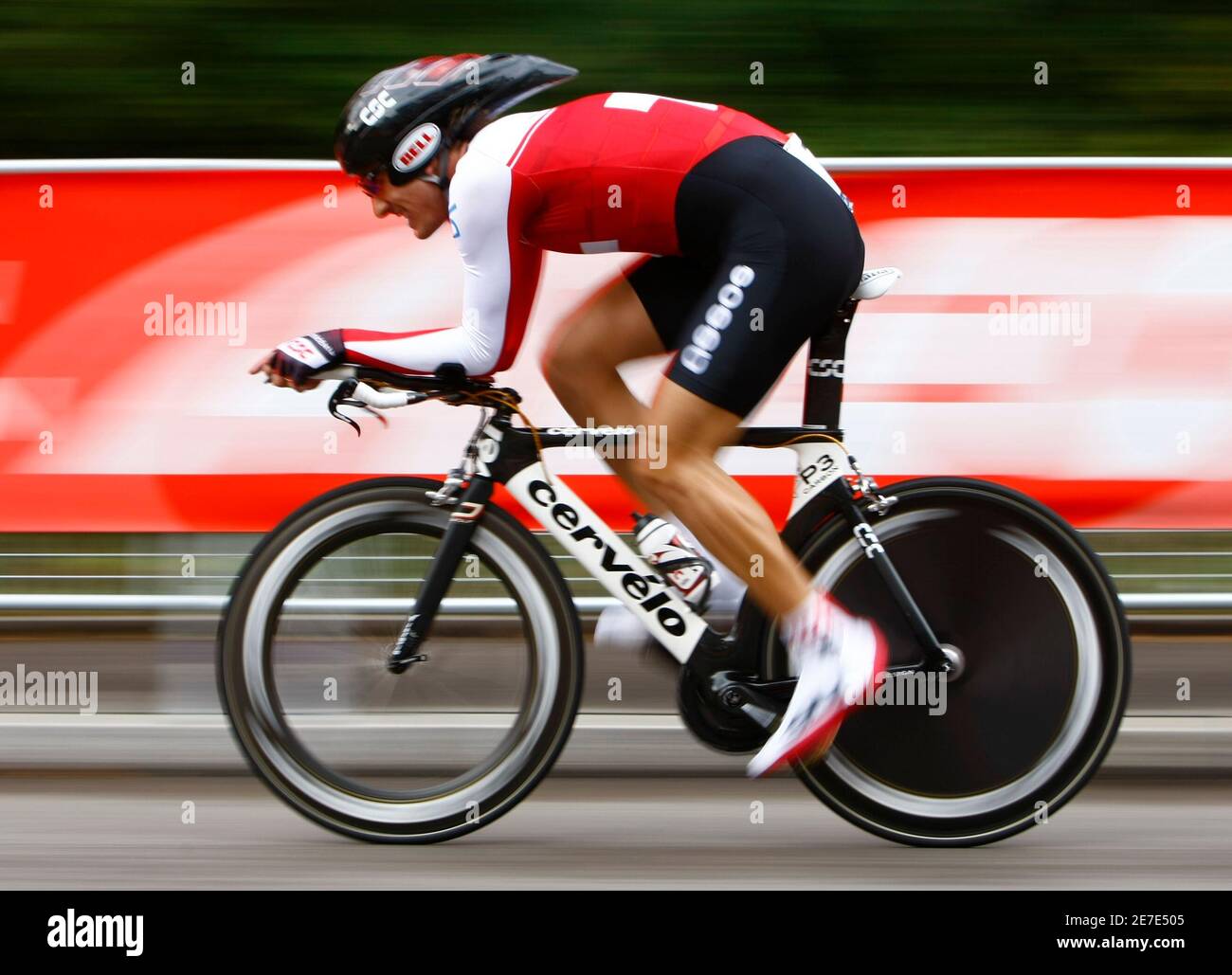 Defending time trial world champion Fabian Cancellara of Switzerland speeds to win the men's elite time trial race at the UCI Road Cycling World Championships in Stuttgart September 27, 2007. REUTERS/Wolfgang (