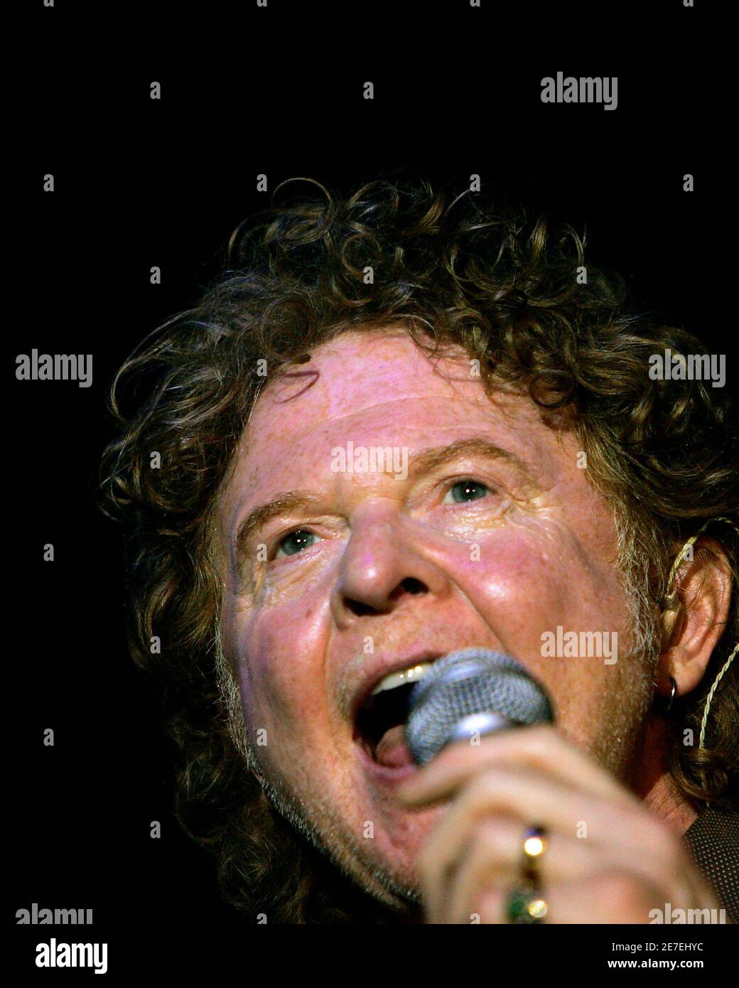 Lead singer simply red hires stock photography and images Alamy