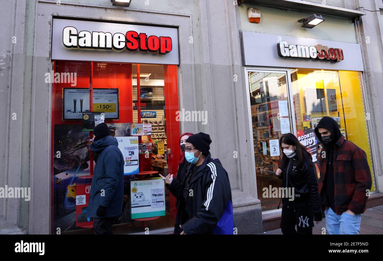 Gamestop shop hi-res stock photography and images - Alamy