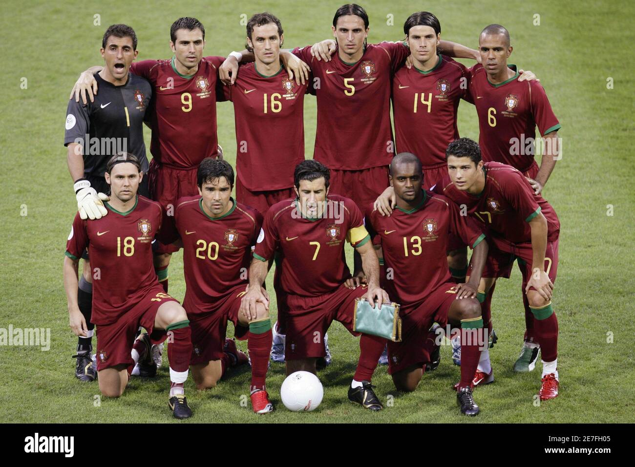 Soccer Players Pose Team Photo High Resolution Stock Photography And Images Alamy