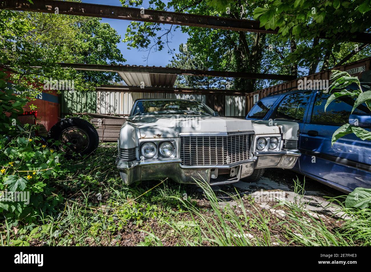 old us car in a garden Stock Photo Alamy