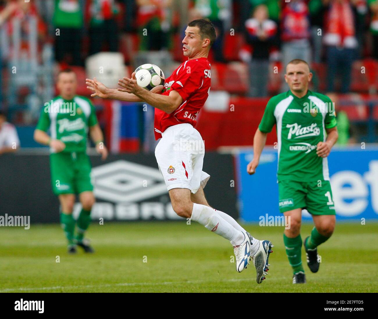 Wisla Krakow's Radoslaw Sobolewski jumps for a ball during their Ekstraklasa (Polish championship) soccer match against Slask Wroclaw in Krakow May 30, 2009. REUTERS/Kacper Pempel (POLAND SPORT SOCCER Stock Photo - Alamy