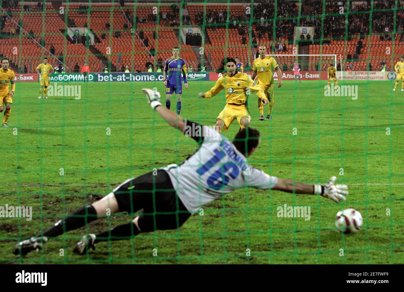 AEK Athens's Ismael Blanco (C) scores a penalty against BATE Borisov's  Sergei Veremko during their Europa League match at the Dinamo stadium in  Minsk October 22, 2009. REUTERS/Vasily Fedosenko (BELARUS SPORT SOCCER