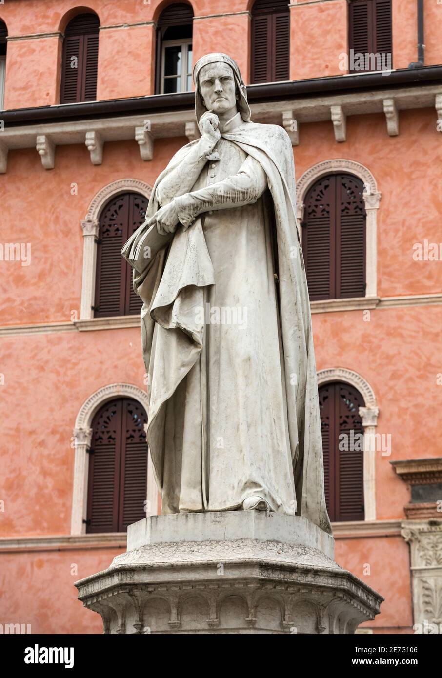 Dante Alighieri Statue at Piazza dei Signori in Verona Stock Photo Alamy