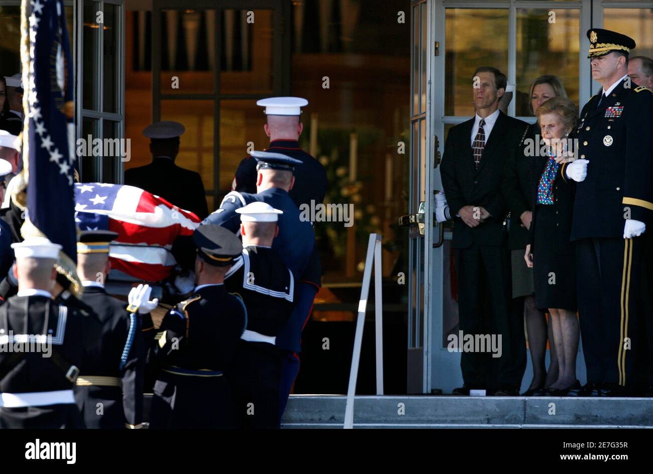 A Military Honor guard carries the casket of former U.S. President Gerald Ford past his wife Betty (2nd R), son Michael (4th R) and daughter Susan (3rd R) during State funeral ceremonies at St. Margaret's Episcopal Church in Palm Desert, California December 29, 2006. Escorting the former first lady is Major General Guy C. Swan III (R), Commanding General Joint Task Force. Ford died at age 93 on Tuesday in Rancho Mirage, California.    REUTERS/Mike Blake  (UNITED STATES) Stock Photo