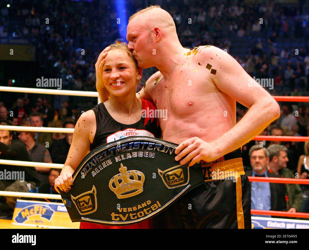 German Women's International Boxing Federation (WIBF) flyweight World  Champion Regina Halmich (L) punches entertainer Stefan Raab during their  exhibition boxing match in Cologne March 30, 2007. REUTERS/Alex Grimm  (GERMANY Stock Photo - Alamy