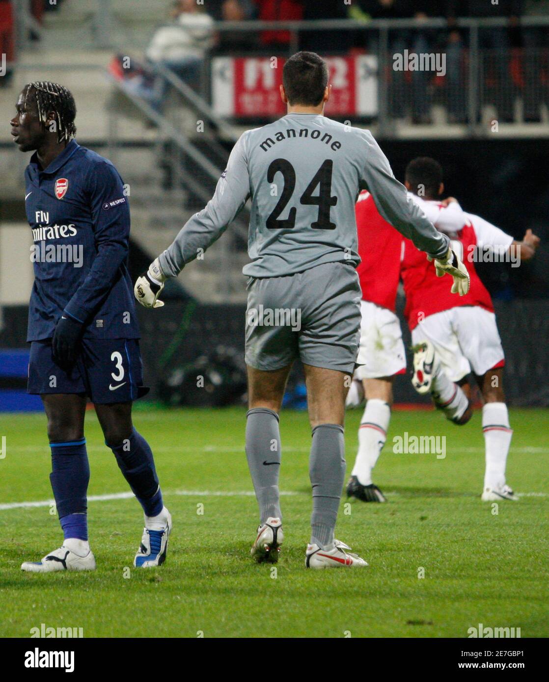 Arsenal's goalkeeper Vito Mannone (R) reacts after AZ Alkmaar's David  Mendes da Silva (obscured) scored the equaliser during their Champions  League soccer match in Alkmaar October 20, 2009. REUTERS/Jerry Lampen  (NETHERLANDS SPORT