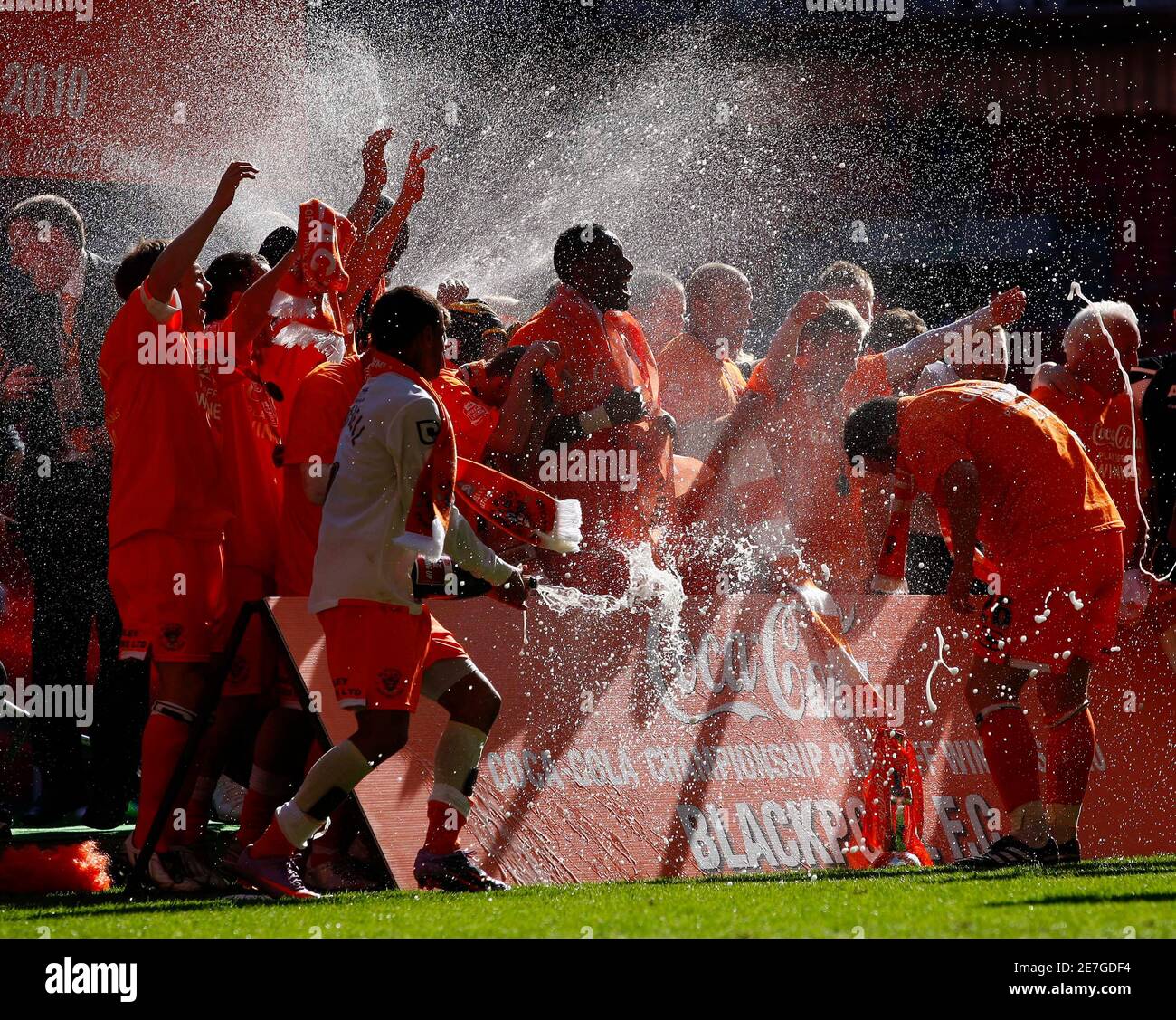 Blackpool's players celebrate after their English Championship play-off final soccer match victory over Cardiff City at Wembley Stadium in London May 22, 2010. Blackpool were promoted to the Premier League on Saturday after winning the Championship (division two) playoff final 3-2 against Cardiff City at Wembley stadium.  REUTERS/ Eddie Keogh (BRITAIN-Tags: - Tags: SPORT SOCCER IMAGES OF THE DAY) Stock Photo