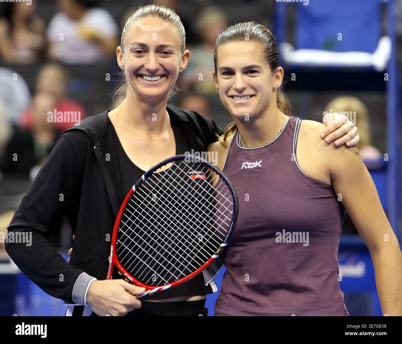 French tennis players Mary Pierce (L) and Amelie Mauresmo pose before  playing each other in the