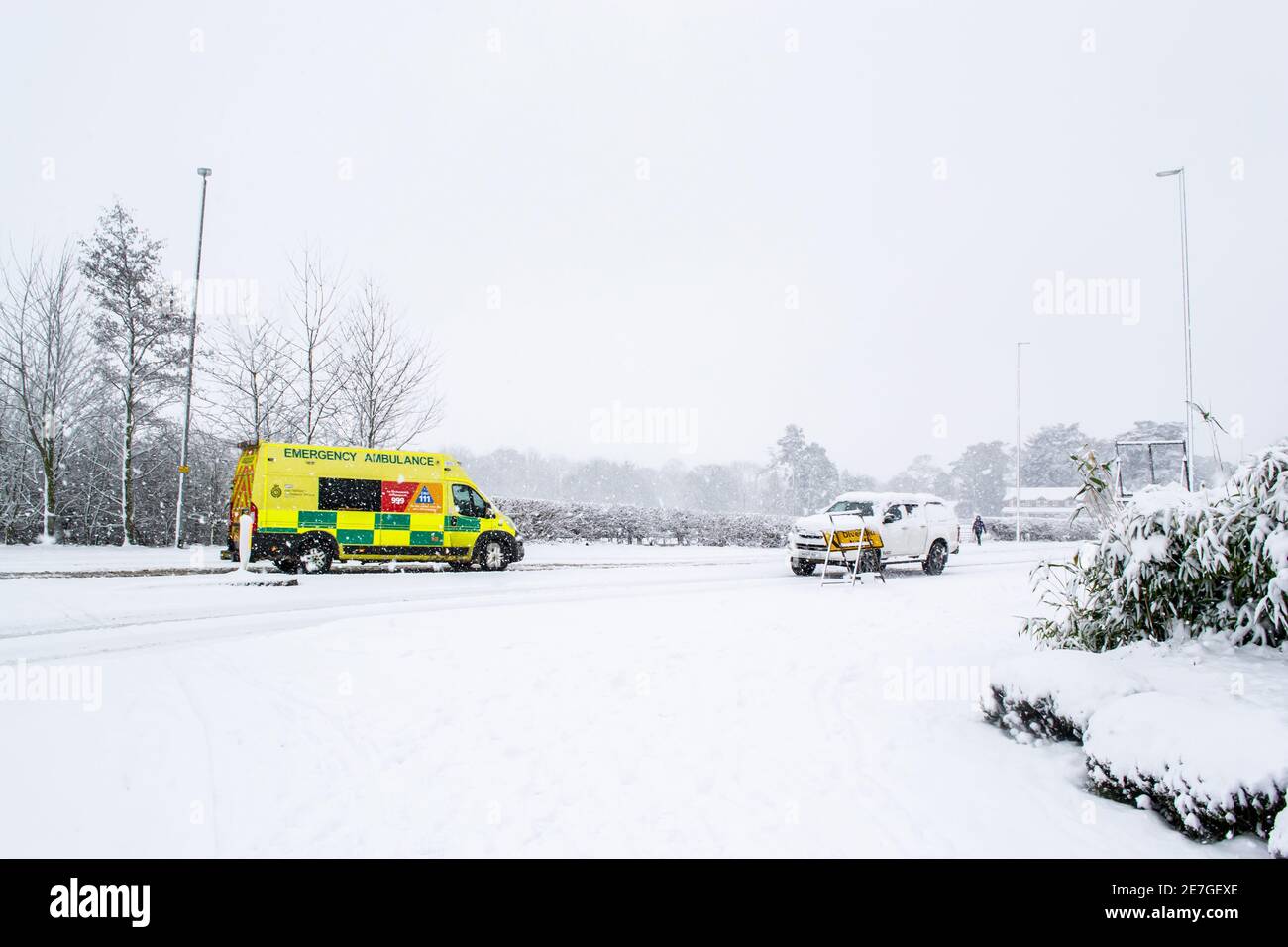 Nhs ambulance snow hi-res stock photography and images - Alamy