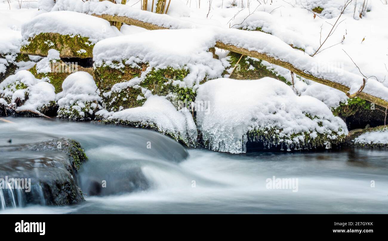 Winter in der Landschaft, Quarksteine bei Niedercrinitz, Zwickau, im Schnee und Eis Stock Photo