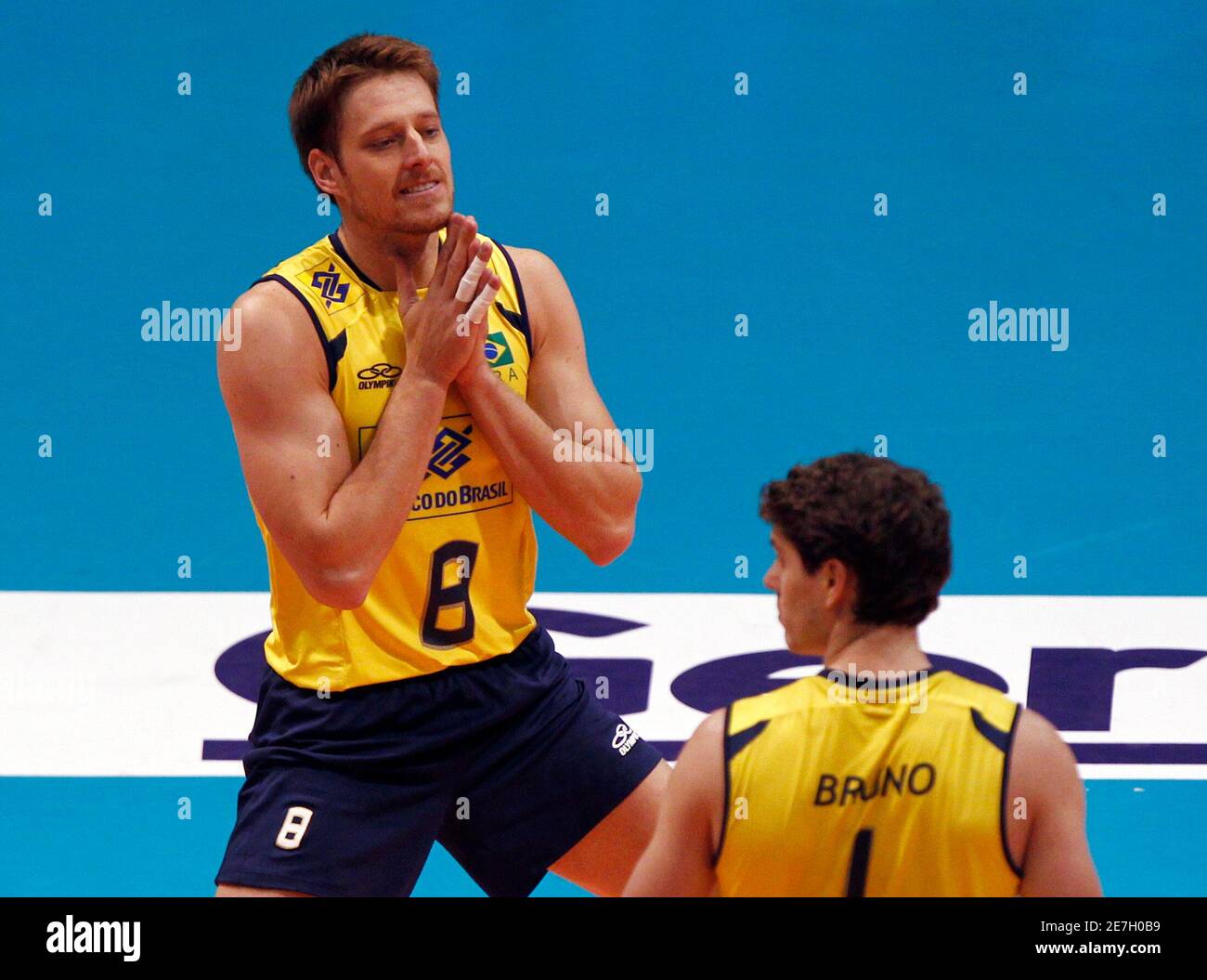 Brazil's Murilo Endres (L) reacts next to teammate Bruno Rezende after  losing a point during their match against Cuba in the Volleyball World  League final round in Cordoba, July 24, 2010. REUTERS/Marcos