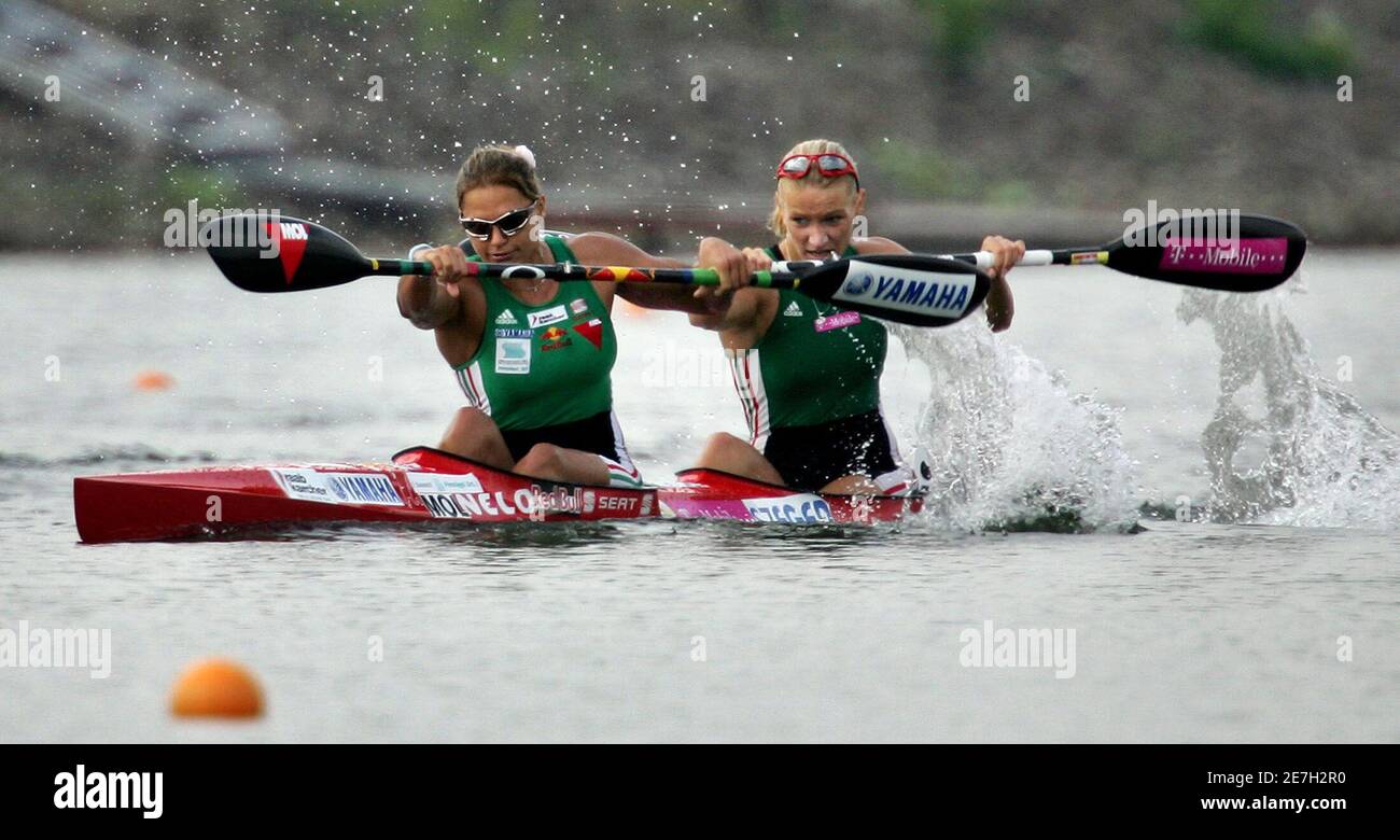 Katalin Kovacs and Natasa Janics (R) of Hungary compete in the K2 Women 1000m race at the European Flatwater Championships in the central Bohemian village of Racice, Czech Republic, July 8, 2006.   REUTERS/Petr Josek   (Czech Republic) Stock Photo