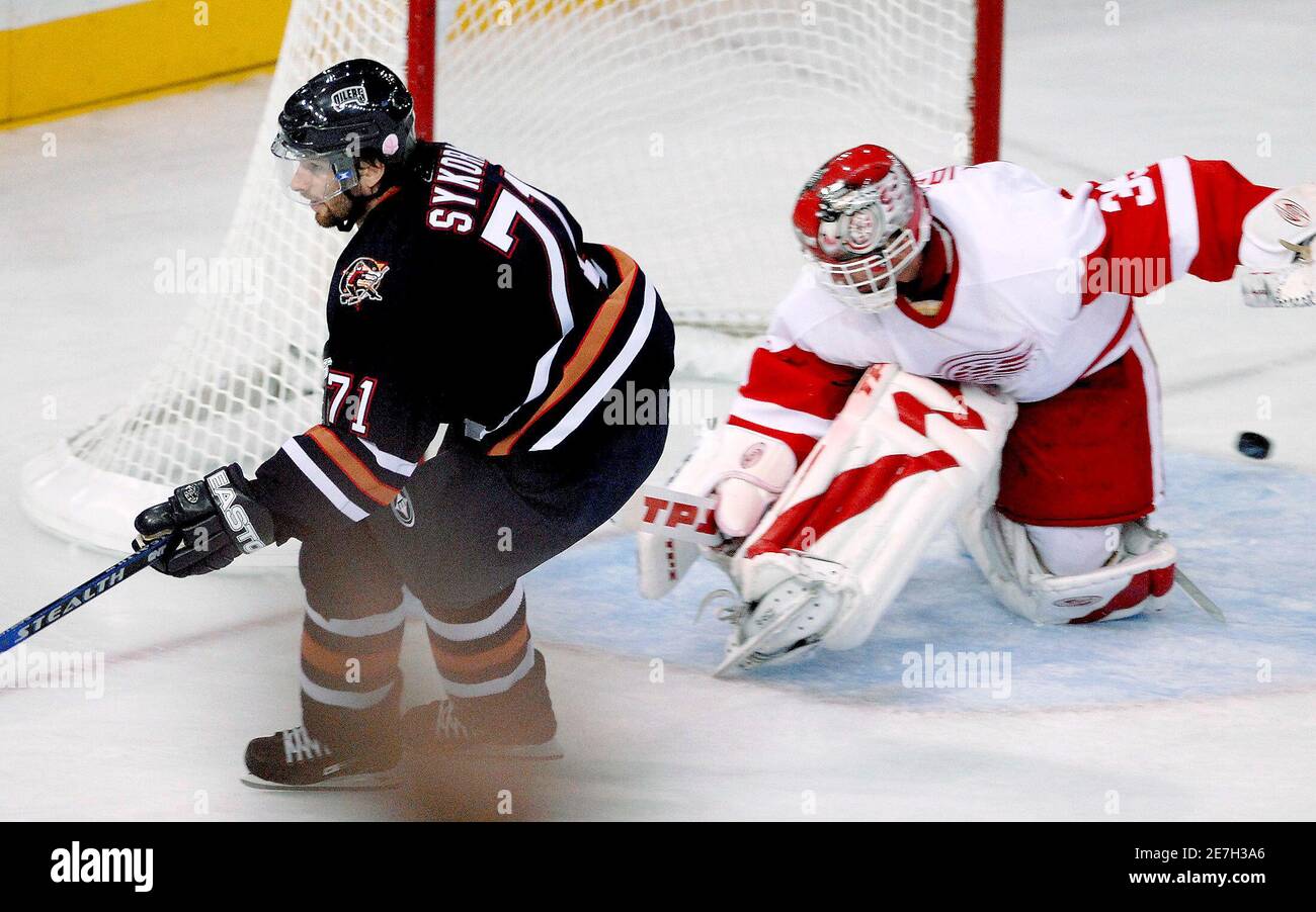 Detroit Red Wings Goaltender Dominik Hasek R Sprawls After Edmonton Oilers Petr Sykora L Scored During Third Period Nhl Action In Edmonton October 21 2006 Reuters Dan Riedlhuber Canada Stock Photo Alamy