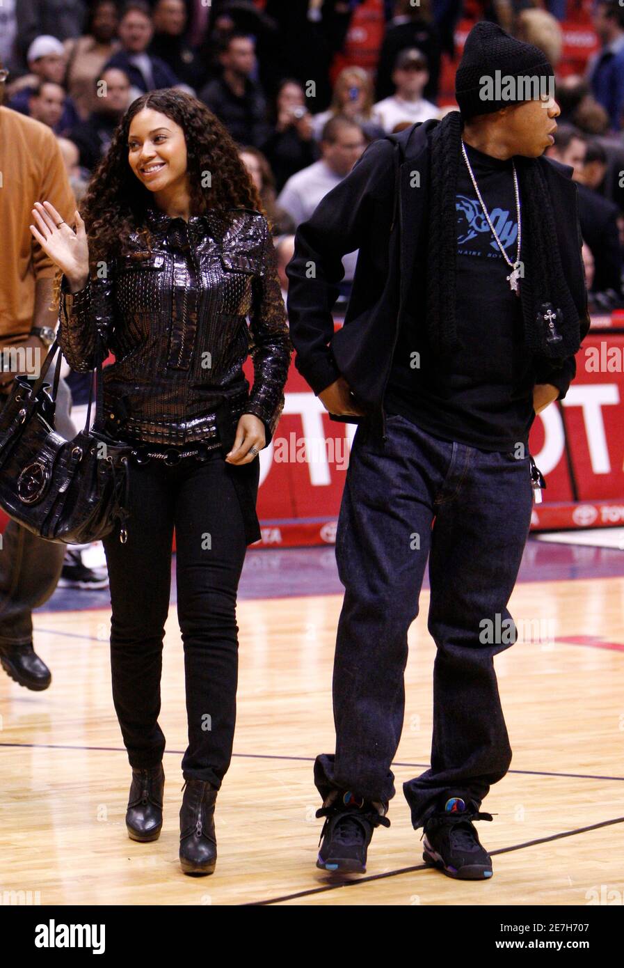 Beyonce Knowles leaves the court with companion Jay-Z after the New Jersey  Nets beat the Cleveland Cavaliers during the NBA basketball game in East  Rutherford, New Jersey, December 14, 2007. REUTERS/Ray Stubblebine (