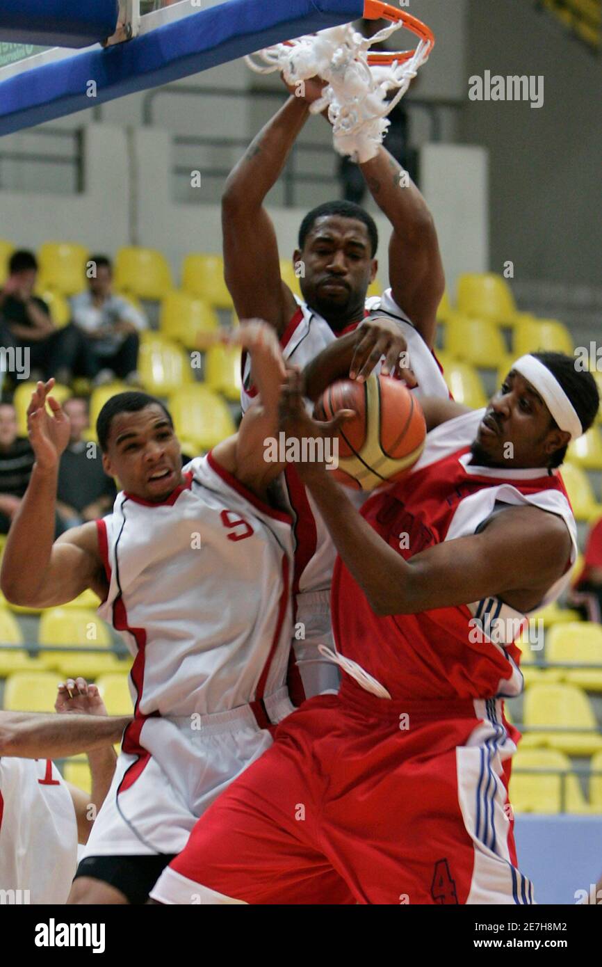 Herm Folar (R) of Kuwait's Al-Kuwait goes to the basket against Robert Anderson (L) and Kily Wise (C) of Jordan's Orthodox during their Arab Clubs Basketball Championship match in Amman, May 2, 2008.   REUTERS/Muhammad Hamed  (JORDAN) Stock Photo