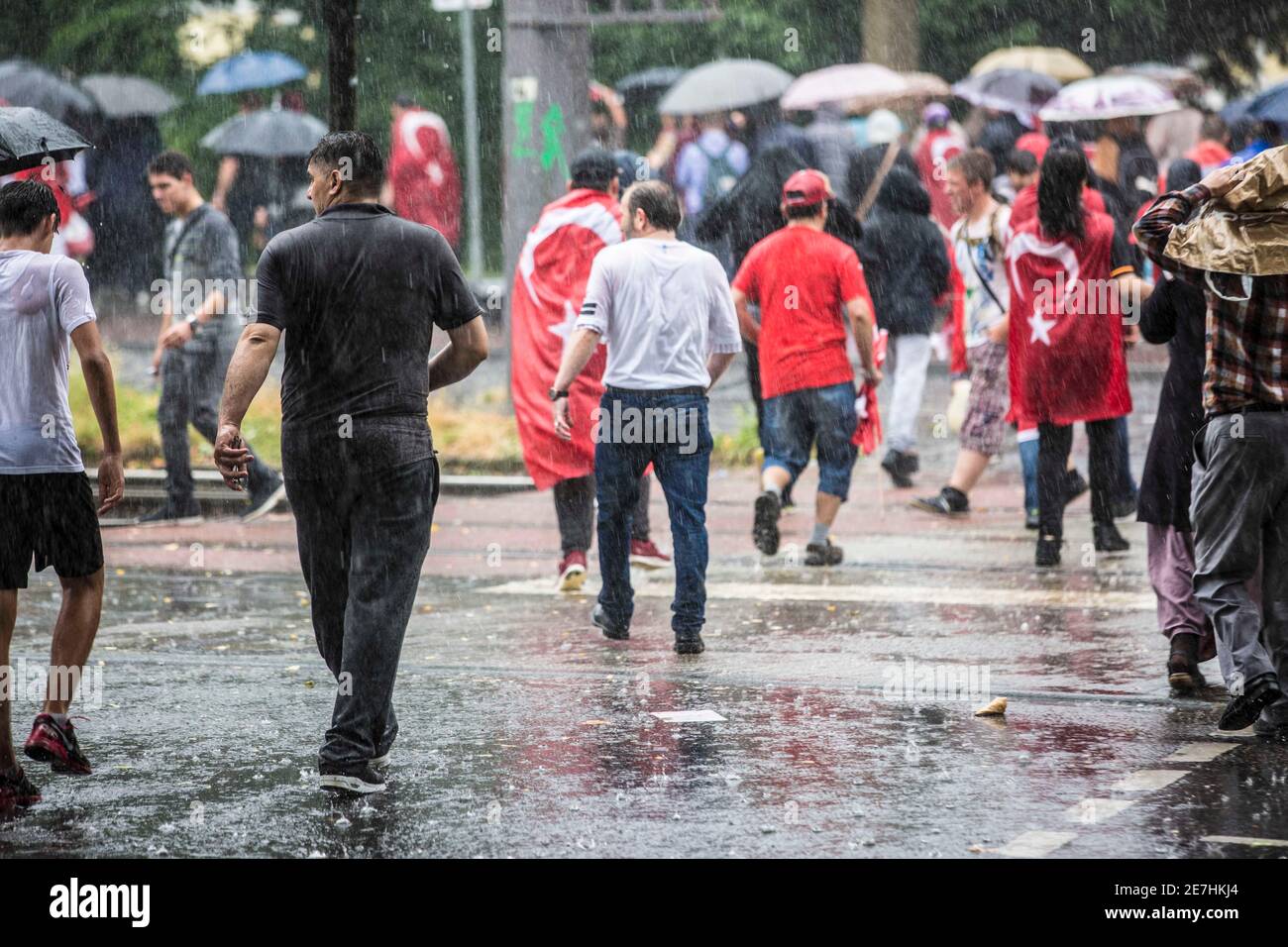 Ein plötzlich einsetzender Starkregen hat in Köln Deutz die Pro Erdogan Kundgebung deutlich gestört. Die starken Regenschauer durchnässten innerhalb k Stock Photo