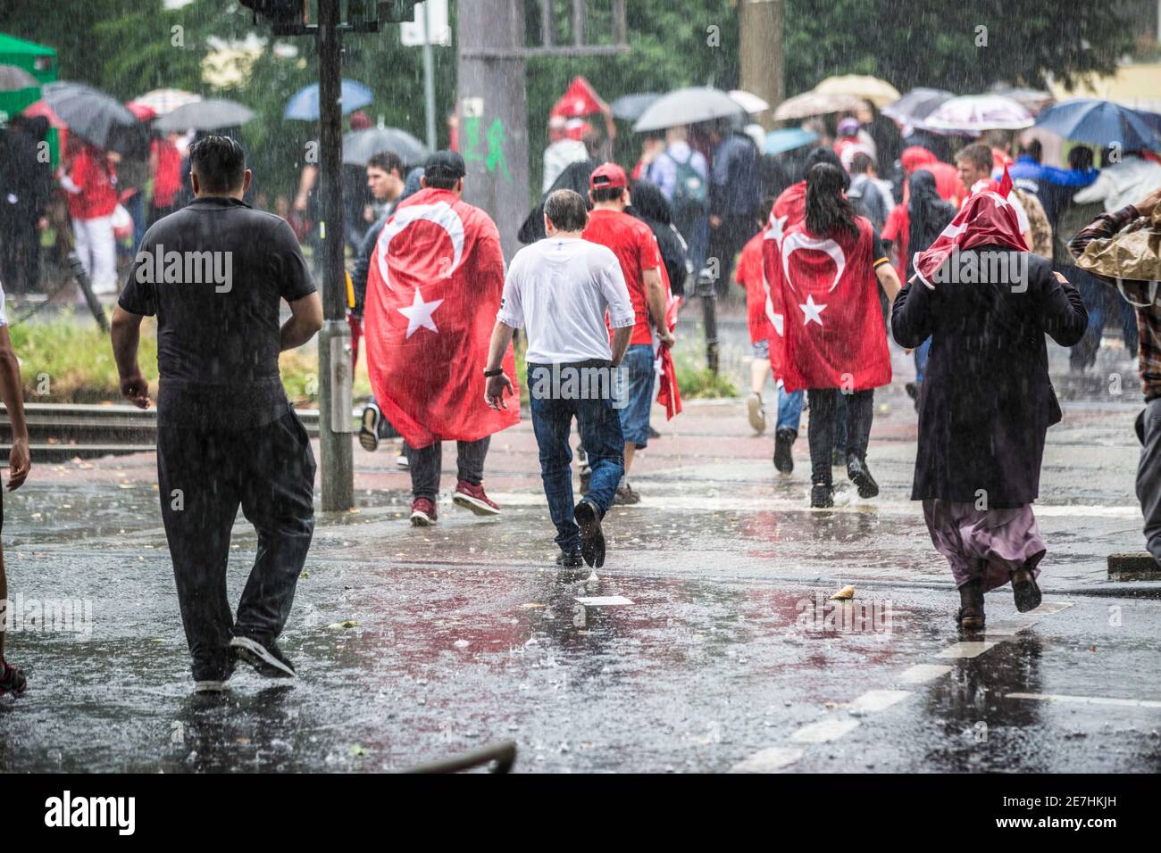 Ein plötzlich einsetzender Starkregen hat in Köln Deutz die Pro Erdogan Kundgebung deutlich gestört. Die starken Regenschauer durchnässten innerhalb k Stock Photo