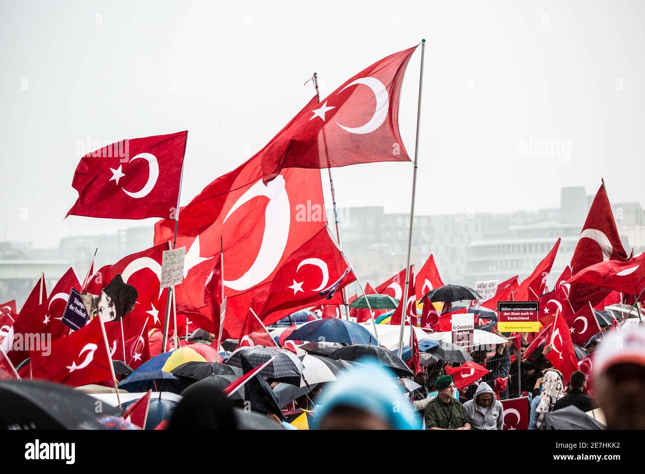 Die gesamte Deutzer Werft auf der 'Schäl sick' in Köln war wie ein rotes Meer durch die türkischen Flaggen, Fahnen und Tücher, die die Teilnehmer mitg Stock Photo