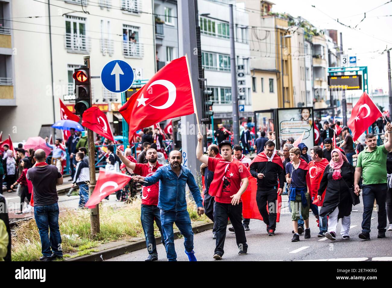 Die gesamte Deutzer Werft auf der 'Schäl sick' in Köln war wie ein rotes Meer durch die türkischen Flaggen, Fahnen und Tücher, die die Teilnehmer mitg Stock Photo