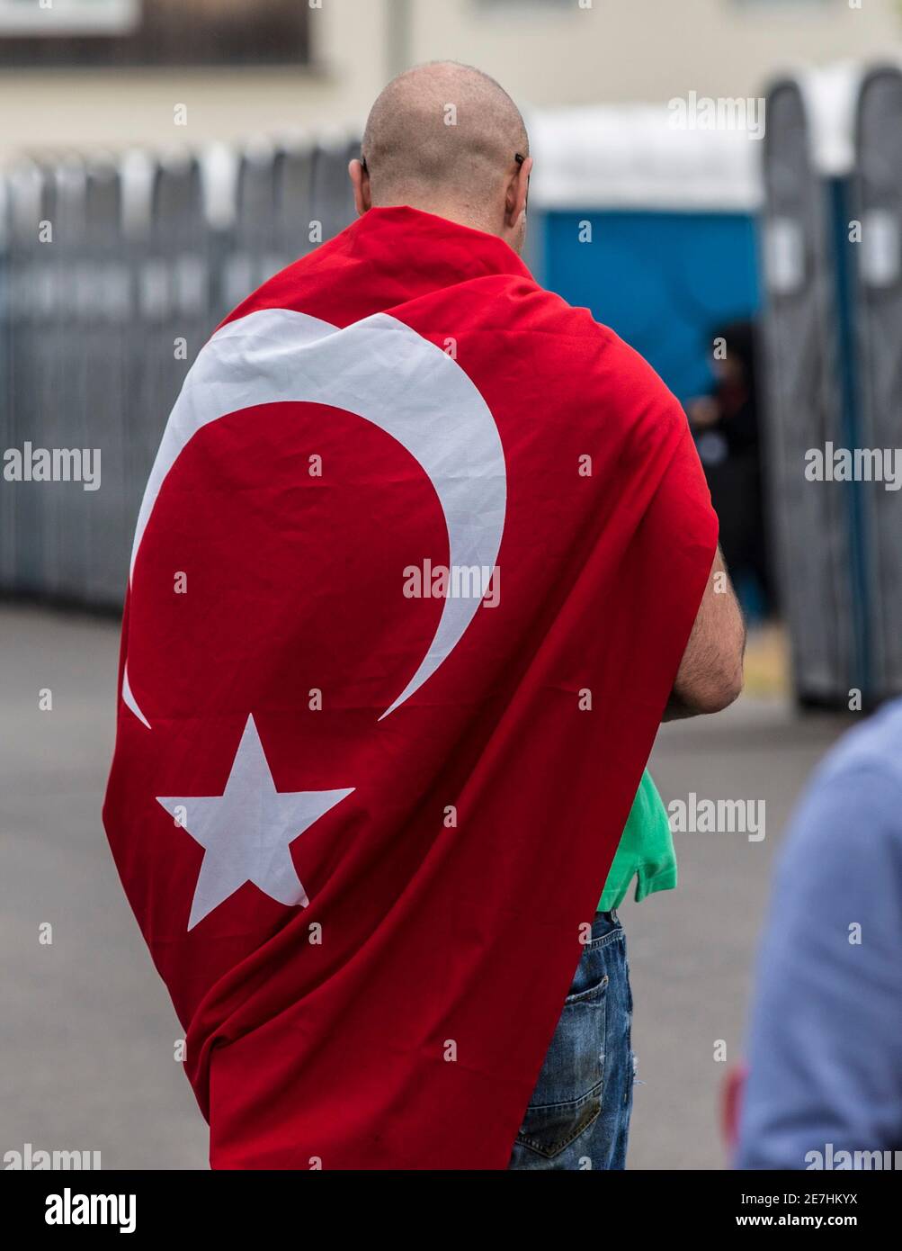 Umhang wie ein Superheld: Erdogan Fan mit gro§er tŸrkischer Flagge.  †ber 2700 Polizisten sollen bei den 5 Demos heute in Kšln fŸr Sicherheit sorgen. Stock Photo