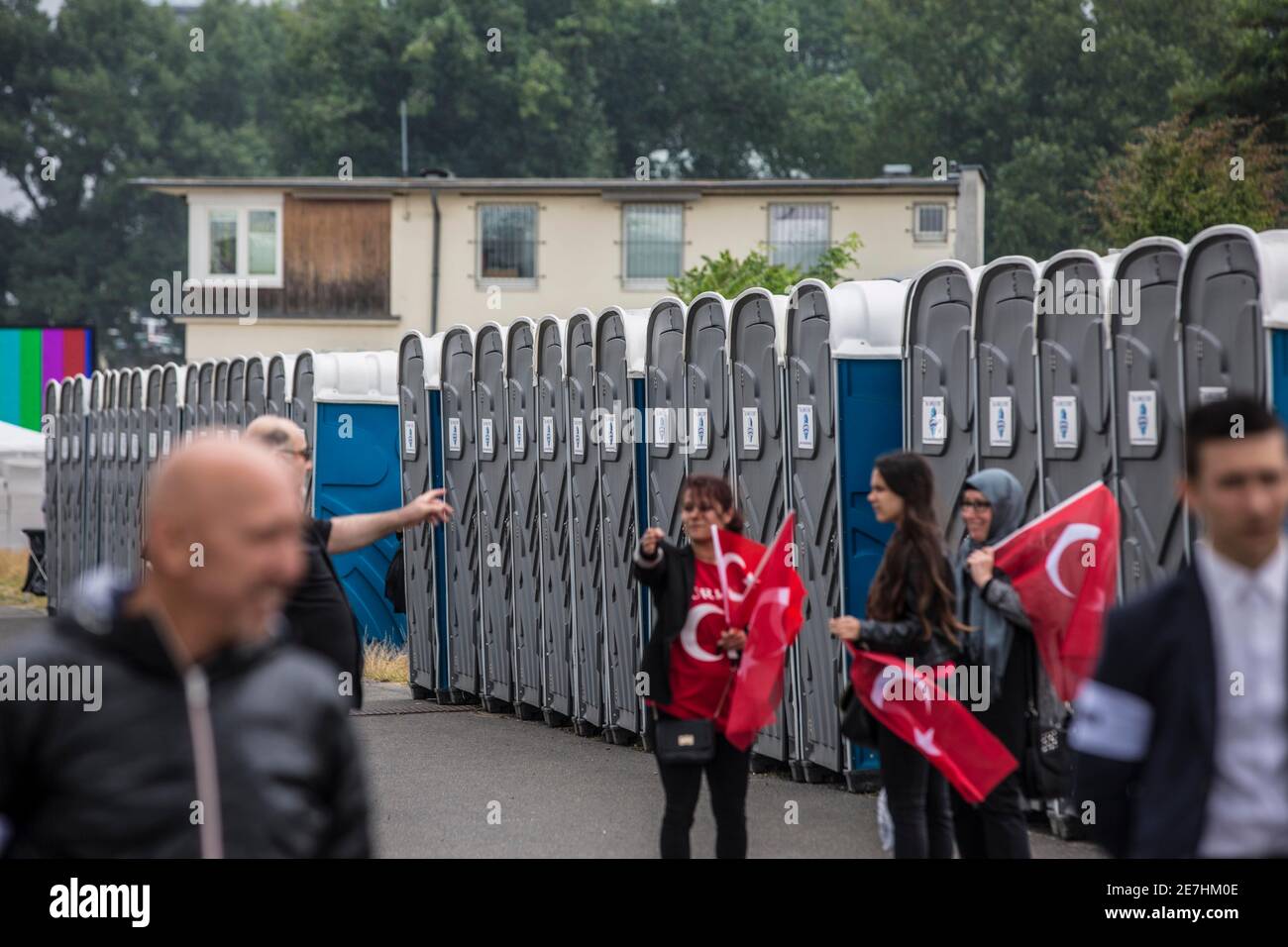 30 ToilettenhŠuschen fŸr 30.000 Erdogan-Fans....kšnnte knapp werden.    †ber 2700 Polizisten sollen bei den 5 Demos heute in Kšln fŸr Sicherheit sorge Stock Photo