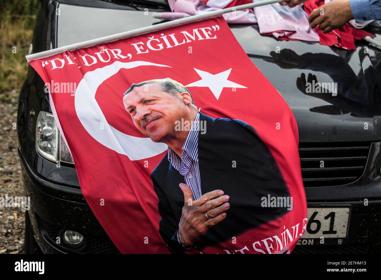 Fanatiker wie von einem Popstar: Pro Erdogan Flagge auf einer Motorhaube †ber 2700 Polizisten sollen bei den 5 Demos heute in Kšln fŸr Sicherheit sorg Stock Photo