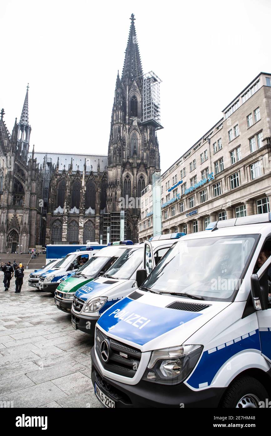 Ruhe vor dem Sturm. Polizeikräfte sammeln sich am Hauptbahnhof und um den Kölner Dom. Über 2700 Polizisten sollen bei den 5 Demos heute in Köln für Si Stock Photo